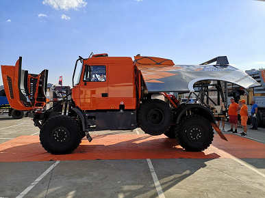 Новые фото самого крутого грузовика «Урал», который будет конкурировать с гоночными КамАЗами. Поговаривают, что мощность мотора — 1100 л.с.
